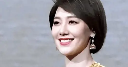 “最美主持人”王冠，事业巅峰期流言不断，如今怎么样了？