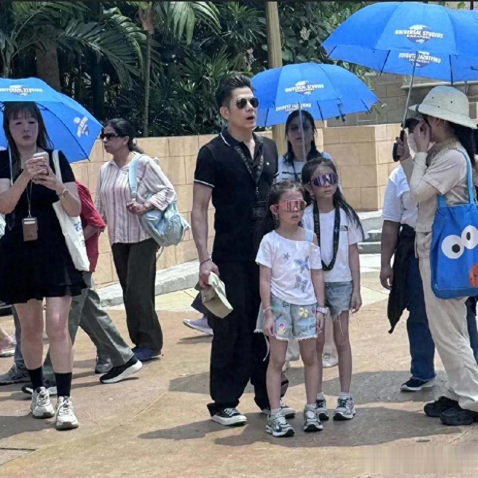 郭富城带着女儿去新加坡游玩，岳父在旁边贴心撑伞，一家人回香港同住相处得超和睦