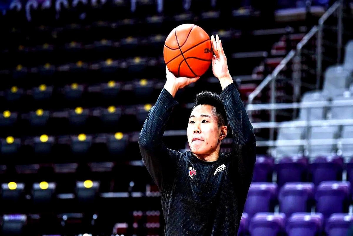 山东男篮这阵容，纸面上看，真要掀桌子了。  本土得分王郭昊文，深圳大腿...