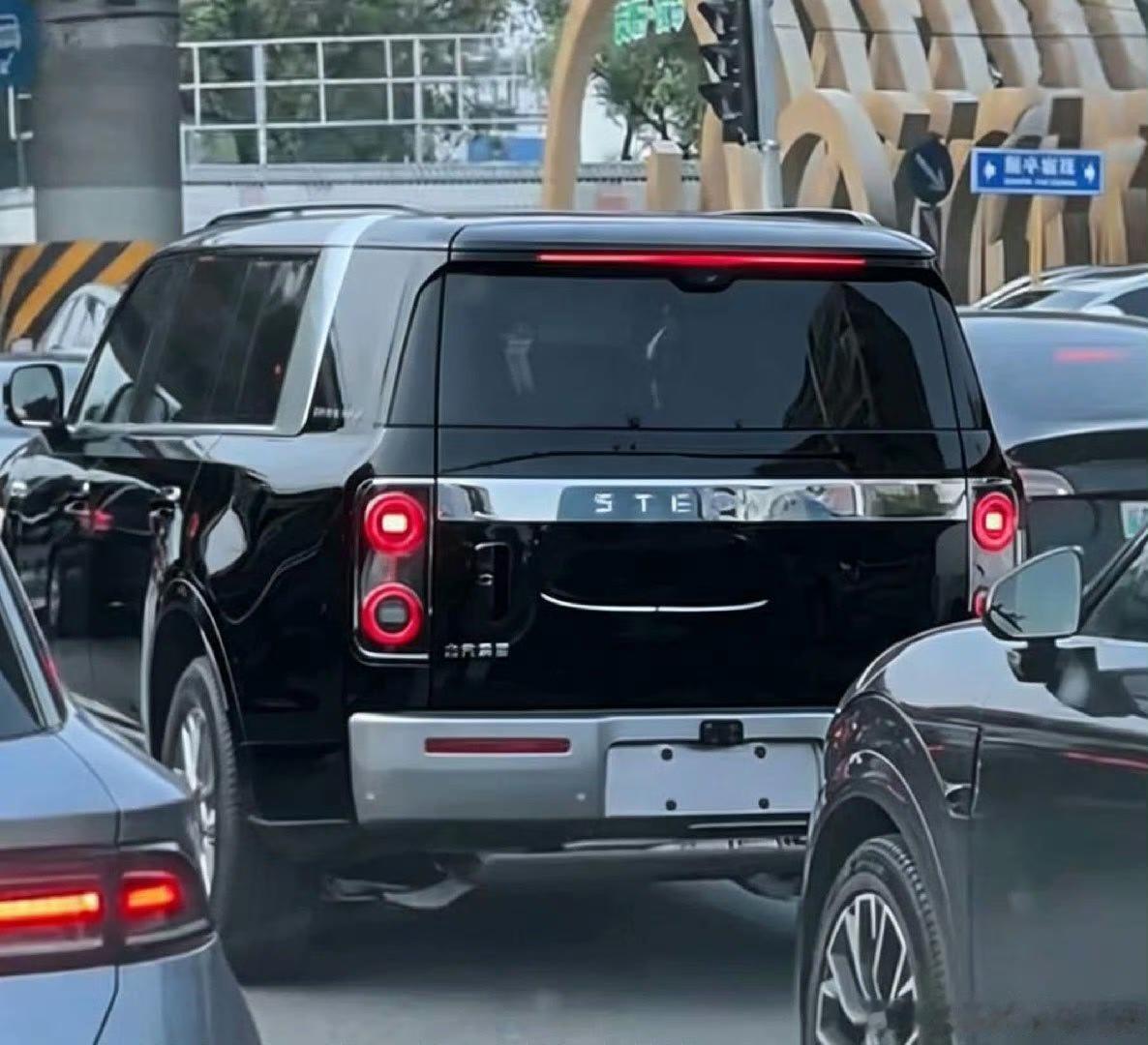 享界G9实车来了，车尾是侧开门，与工信部证件照一模一样，车尾四个大灯挺...