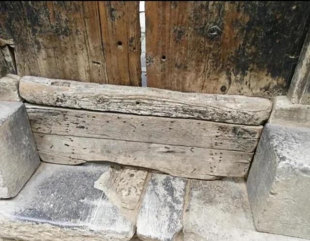 俗语“头不顶桑，脚不踩槐”，这可不是迷信，事关人身安全。