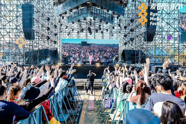 5天6亿票房、啤酒等品牌入局，今年五一“音乐节”杀疯了？