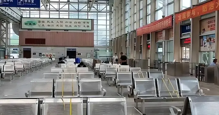 有钱没地花？明知没人坐，为何中国还要花1.25亿往山沟里修车站？