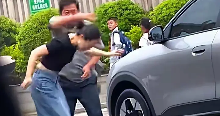 福建女子脚踹保安反被当场扇耳光，隔着屏幕都觉得疼