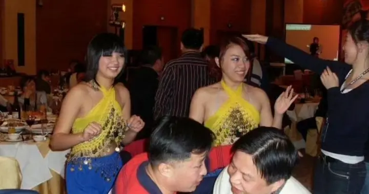 63岁丝芭总裁王子杰去世，死因和张雪峰一样，心脏话题上热搜