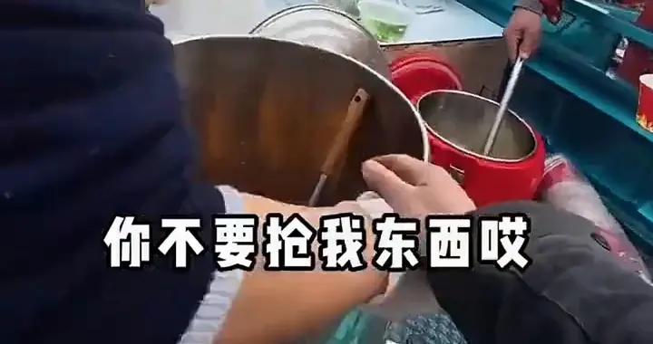 济南“倒饭姐”火了！小伙工地门口卖饭遭驱赶，后续结局大快人心