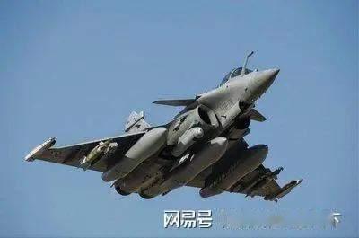 远程打击致俄炼油两成停工，乌军击退俄军最大规模进攻，摧毁13辆坦克装甲车
