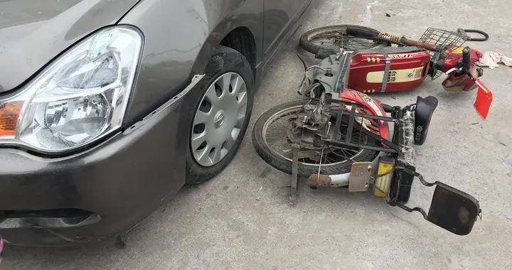 在路上，请远离那些骑车还在玩手机的人！