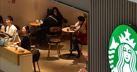 无消费不能入座！星巴克消费入座新规落地，免费蹭座时代落幕