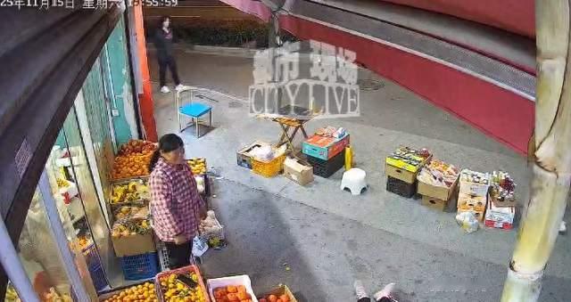 上海一九旬老太与店员发生口角后摔倒在地，当事门店：她是来闹事的