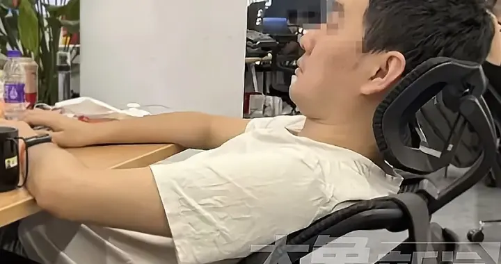 32岁程序员加班被耗死，抢救还在派活，45万封口费，遗物丢了