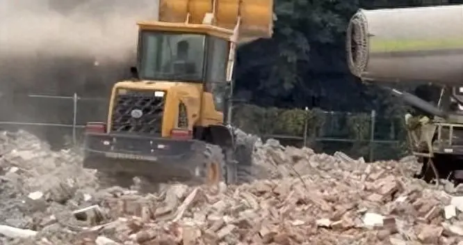 广州一工地挖掘机鼓风机“联手”制造扬尘，商户质疑借尘逼迁