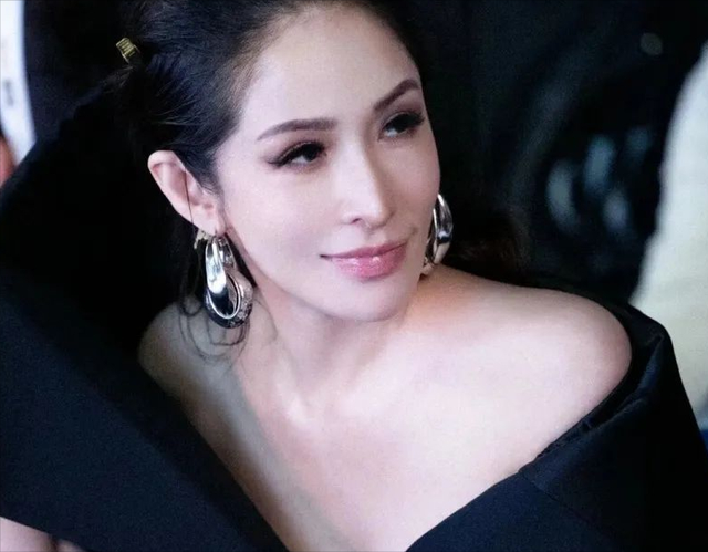 46岁萧亚轩穿牛仔套装似少女！纤细长腿曼妙身材美爆了