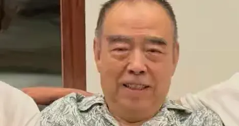 74岁陈凯歌在三亚豪宅过年，穿5万元皮鞋戴大金表，脸上有老年斑