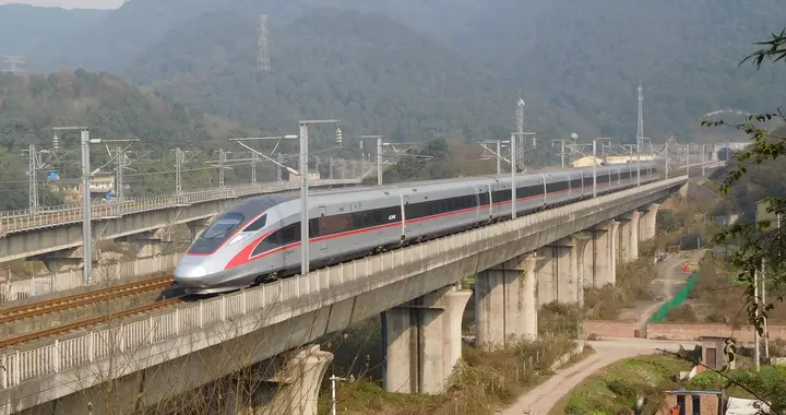 开通十年的成渝高铁，从城际高铁成为拥有跨线列车的高铁通道