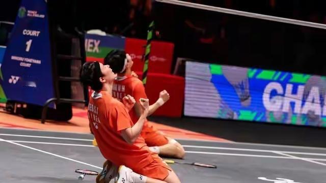 三楼的反手杀球：金元浩/徐承宰与姜珉赫