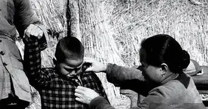 养子被赶出家门，多年后的一场大火照出了人心