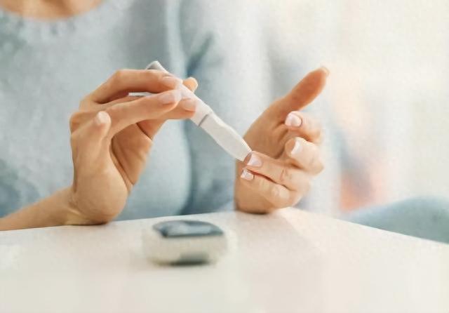 血糖高的人饭后或会出现5种表现，若没有出现，或许说明血糖稳定