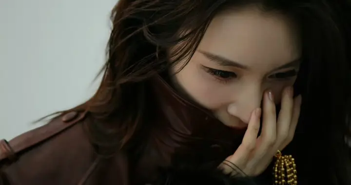 隆妮，我就受不了这姐戴眼镜