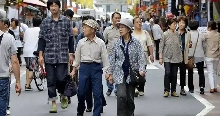 日本养老体系彻底崩塌，给了中国警告：最先倒下的，也许不是老人