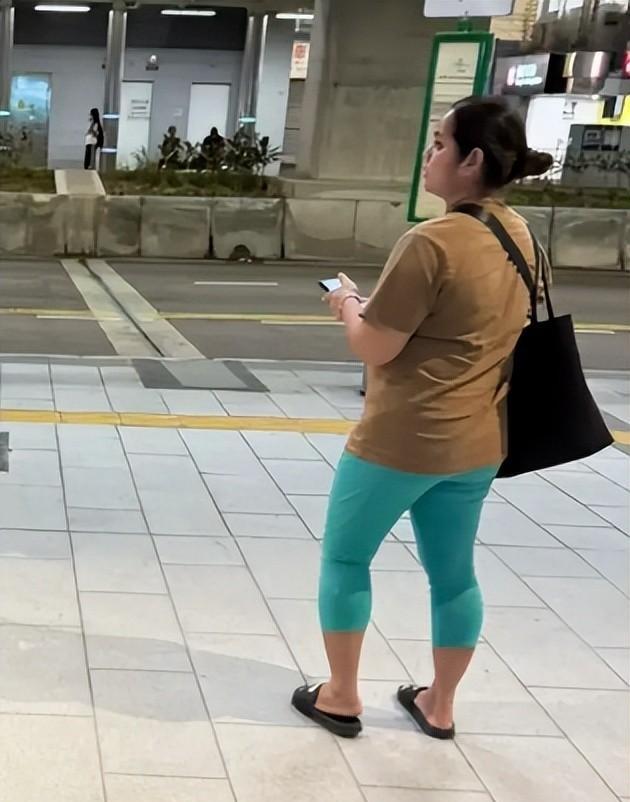 方媛携女现身闹市，一身名牌穿出廉价感，真实身材比例被嘲五五分