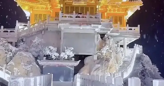 零下9℃跨年夜，几千人堵在老君山：那一夜，雪比新年先到