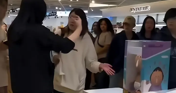 白人女子首尔辱华，被中国姑娘当场暴揍！韩国网民却请愿赶走国人