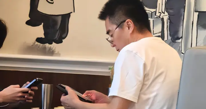 许亚军没参加何晴葬礼！在国外吃饭被偶遇，现场黑衣人是“乌龙”