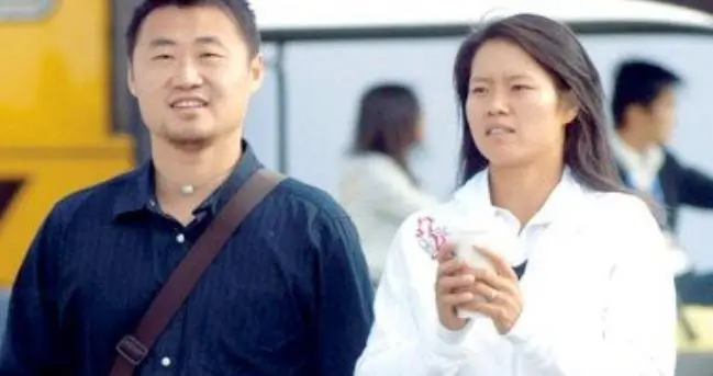 李娜嫁给姜山后，10年间生下一儿一女，脱离体制单飞如今怎样了？