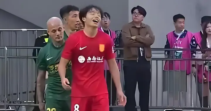 两次抓李镇全头发！米特里策彻底失控，浙江队零比一输球不算冤。