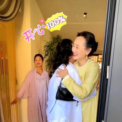 大气的冥想：兰姐和嘉玲姐同框！这画面真有