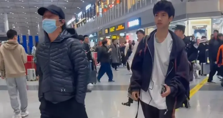 郑钧机场送儿子上学，15岁Jagger长得和爸爸一样高，帅气十足！