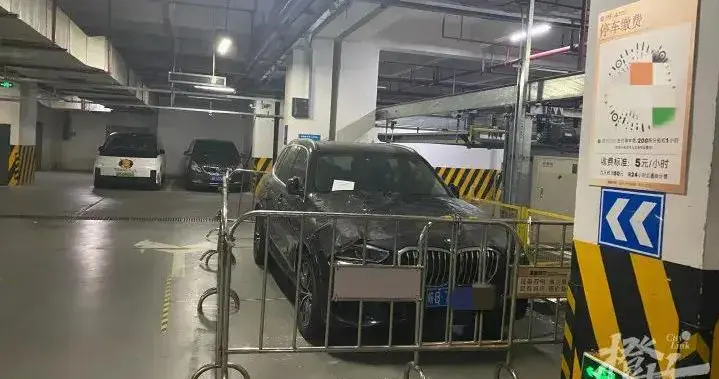 宝马X5霸占杭州商场车库340天，停车费飙至17050元，车主失联不见人