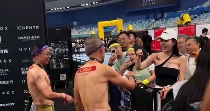 75岁王石参加健身比赛！田朴珺紧身裙惊艳全场，夫妻俩狂秀恩爱