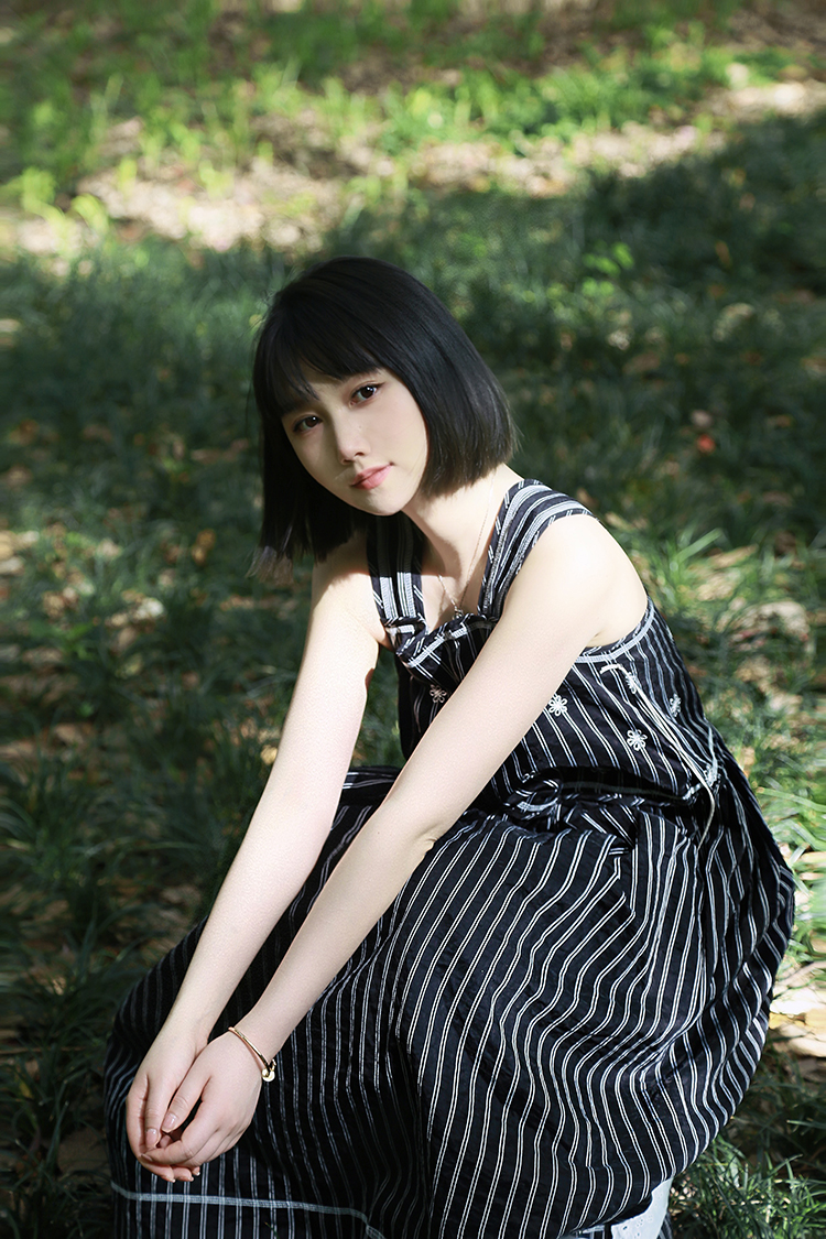 横条皱感背带连衣裙