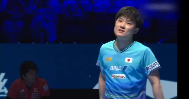 张本发球遮挡，挑战失败，与教练对视，很不服气