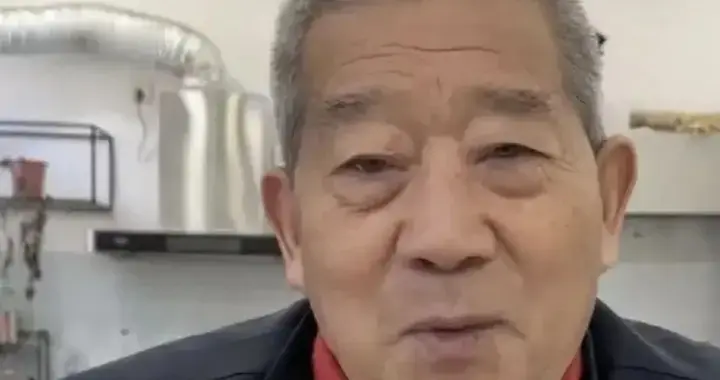 天赐一家同框拜年！75岁老黄逆生长全网沸腾