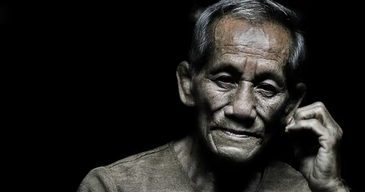 独居老人长期孤独，患抑郁症风险高3倍？这3个信号子女要警惕