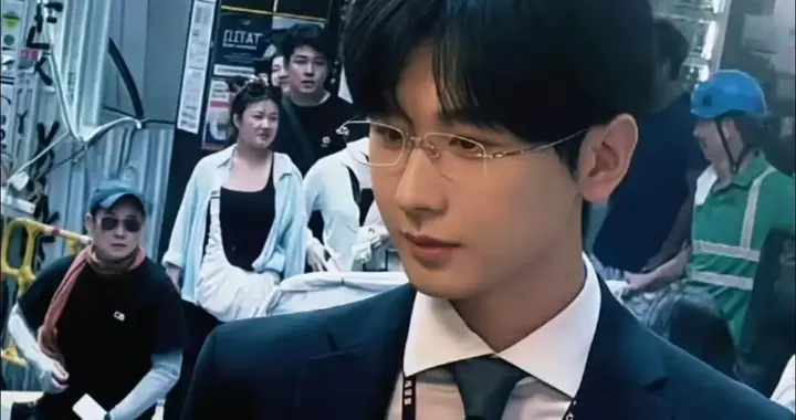 大型双标现场！成毅香港水果摊乌龙，粉丝前后态度反差笑翻众人！