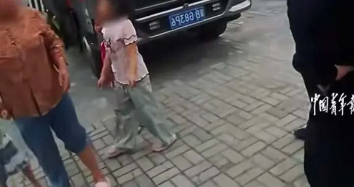烈日下姐姐带弟弟暴走五公里，给工地上的爸爸送热饭