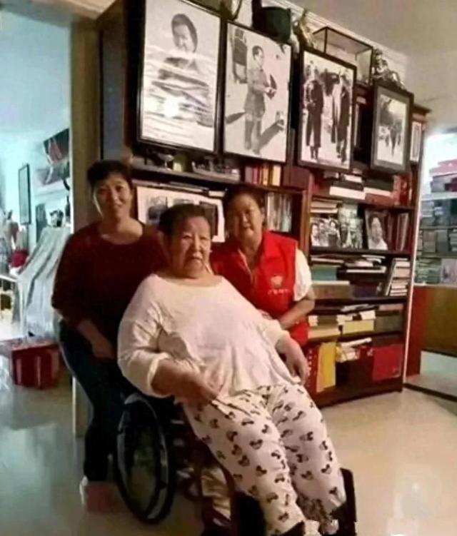 这是85岁的李讷近照，注意看她的坐姿，终于知道她为何没去纪念堂