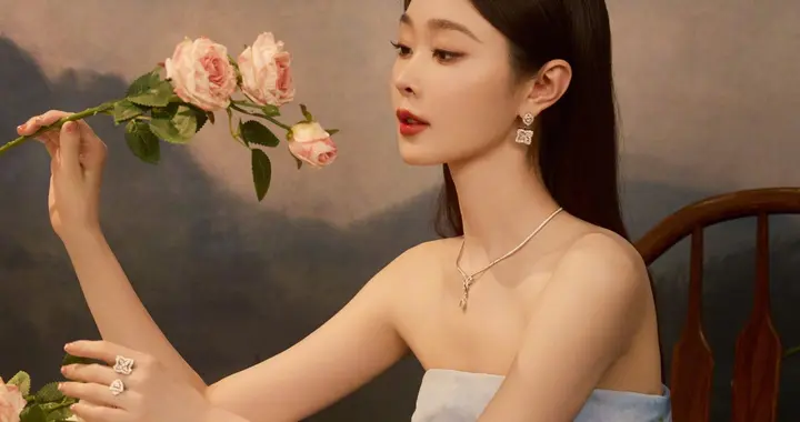 宋轶抹胸花裙，油画里的仙女