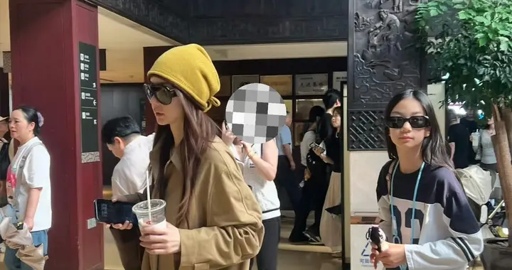 乌镇偶遇戚薇一家三口，11岁lucky好漂亮，完美复刻妈妈身材颜值