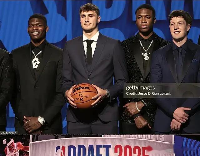 选秀夜的错诧:贝利坐5望6，太阳秀戴着火箭帽，森林狼错失16号秀