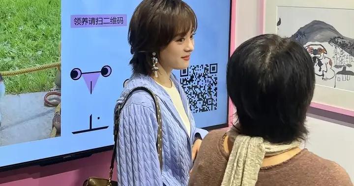 孙俪线下真的比活动照漂亮太多了，穿搭休闲又显活力