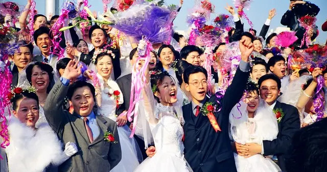 上海举行百对新人集体婚礼 ——从城市品牌到婚姻治理的仪式重构