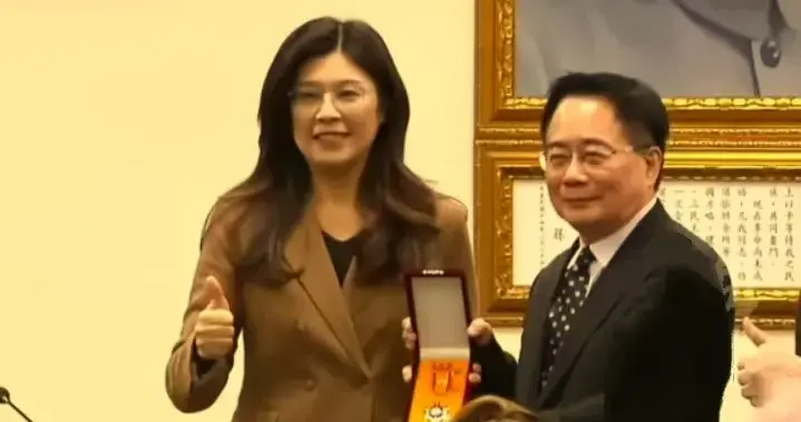 向蔡正元博士授勋 郑丽文展现柔韧手腕和大格局