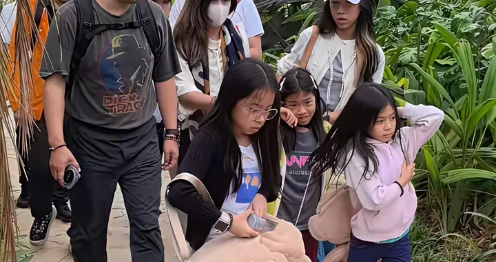 霍启刚带娃被偶遇，三个孩子自己背包，12岁霍中曦全程照顾妹妹