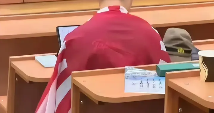 南京人披旭日旗？解放军锐评，校方出手：开除遣返还在后头