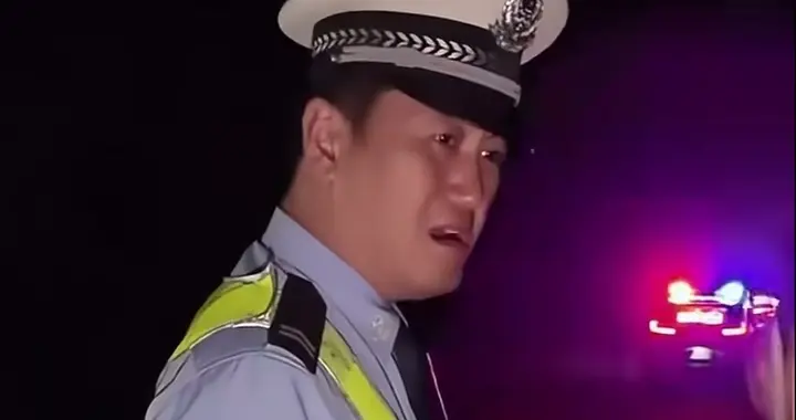 深夜国道上的暖心守护！民警偶遇独行小学生，一句话让人破防